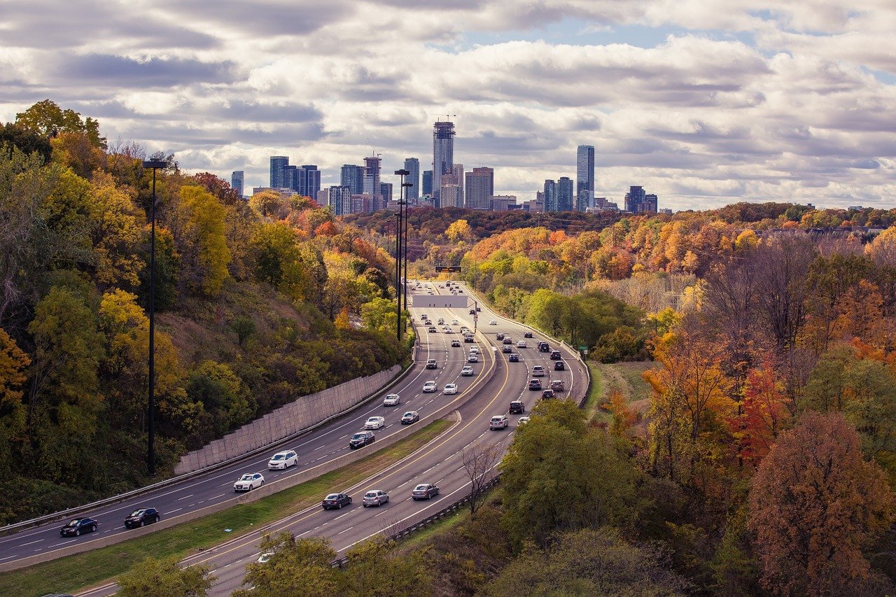 highway, traffic, buildings-1031149.jpg